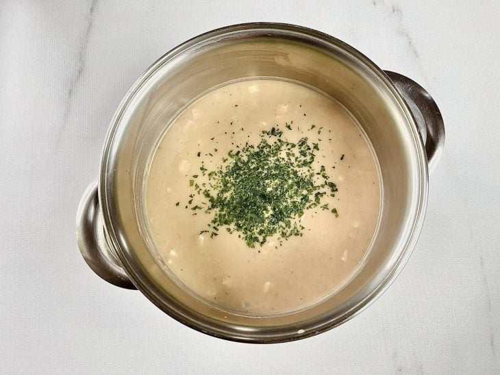 Sopa na panela finalizada com cheiro-verde.