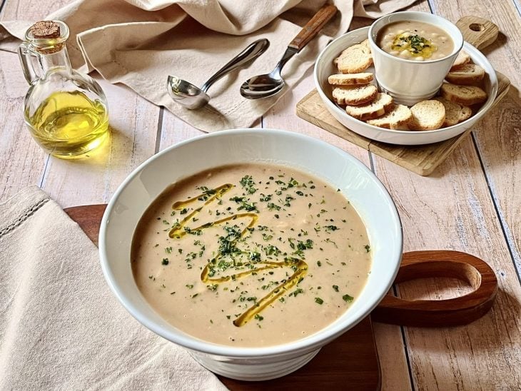 Uma tigela com sopa de feijão.