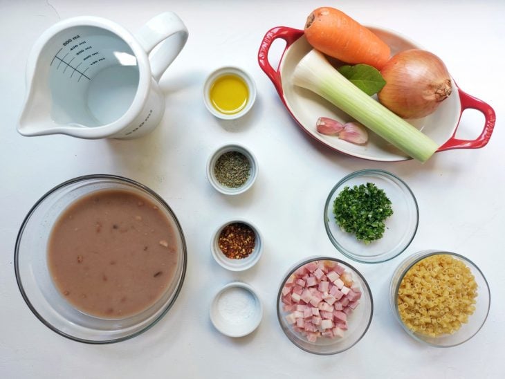 Ingredientes da sopa de feijão com macarrão reunidos na bancada.