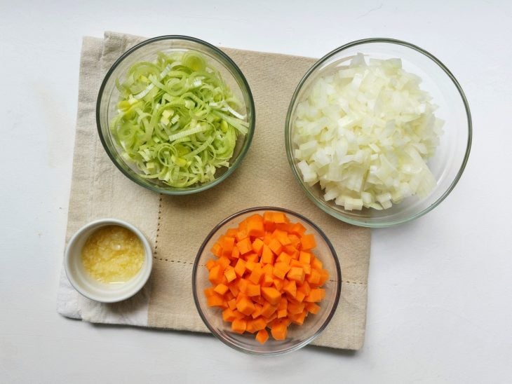 Cenoura, cebola, alho e alho-poró cortadinhos.