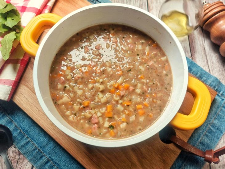 Sopa de feijão com macarrão finalizado.