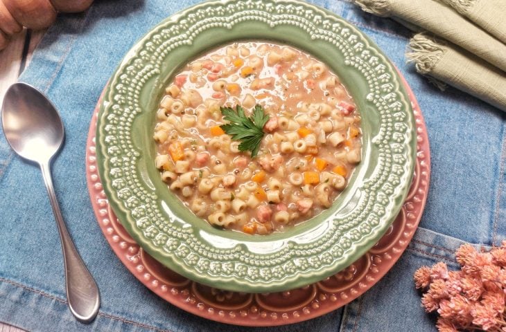 Sopa de feijão com macarrão