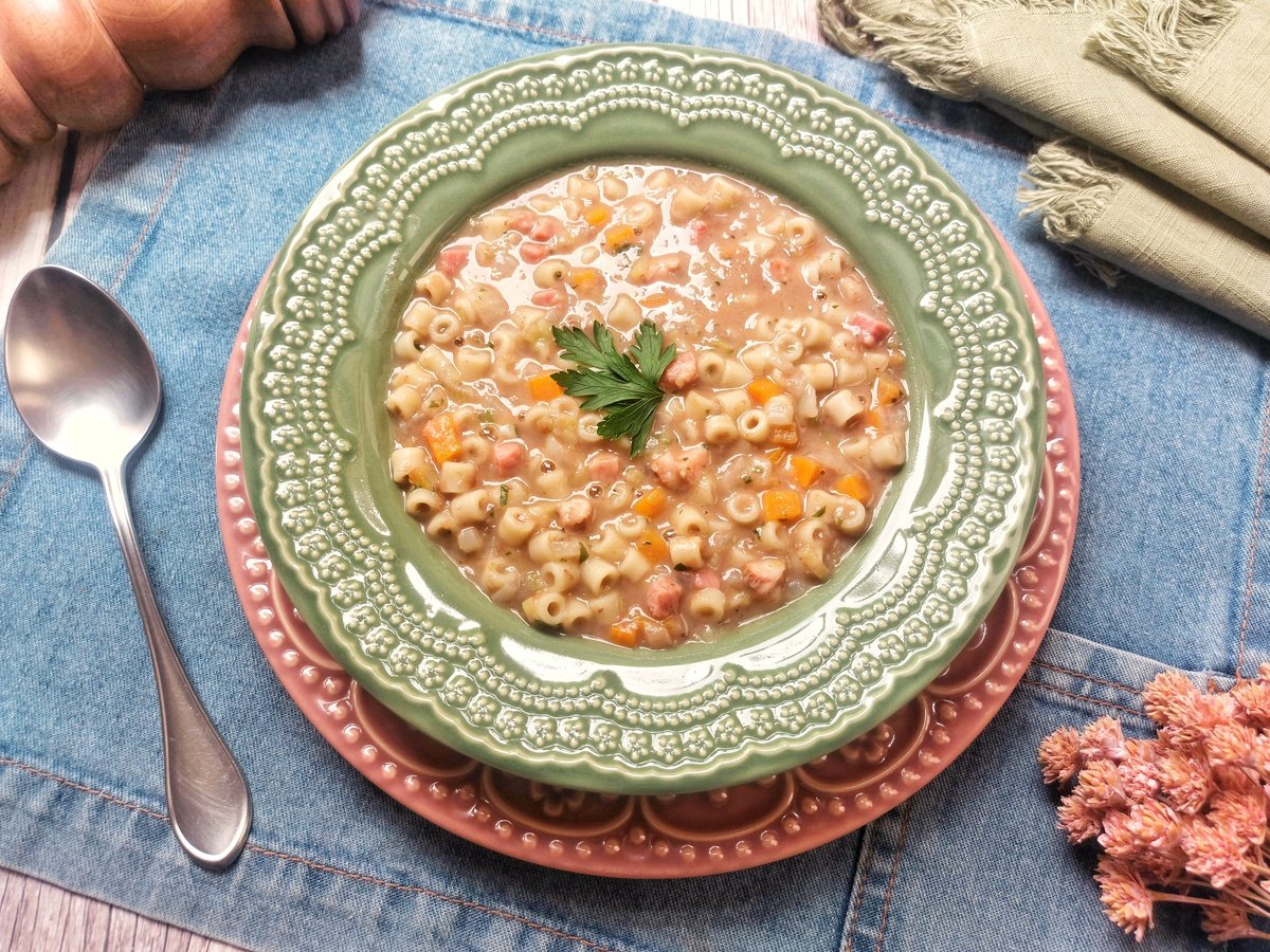 Sopa de feijão com macarrão