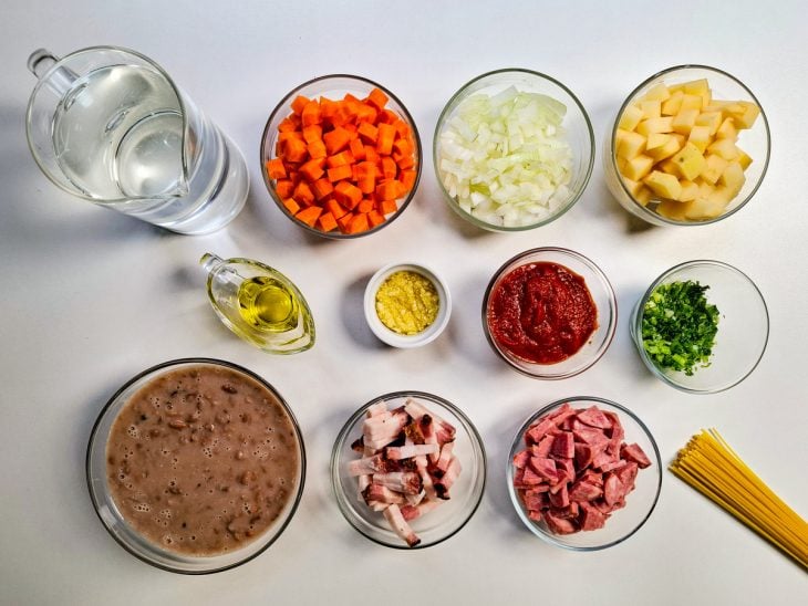 ingredientes para preparo da sopa de feijão organizados.