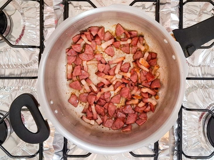 calabresa adicionada ao refogado inicial da sopa de feijão;