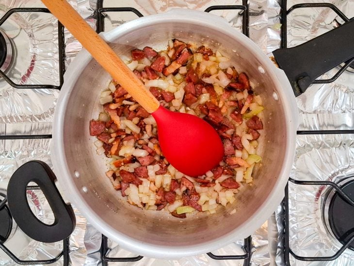 cebola e alho fritos na gordura do bacon e calabresa.