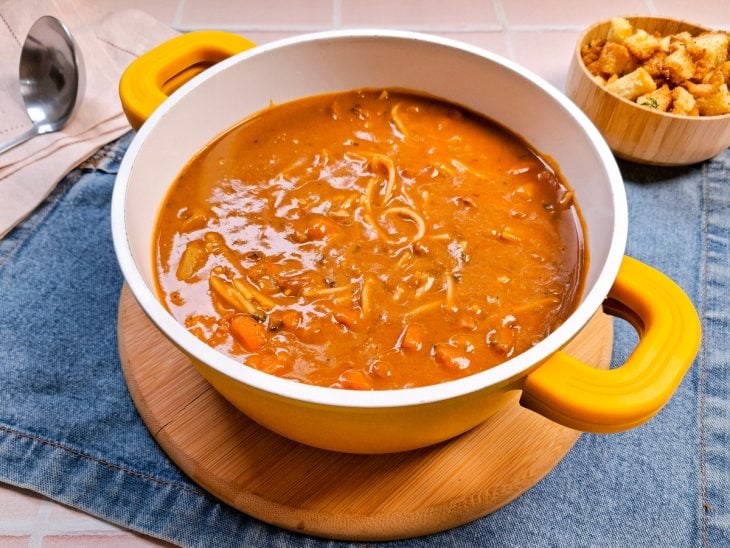 sopa de feijão finalizada e servida.