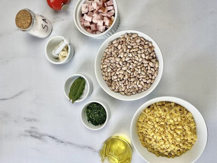 ingredientes para preparo de sopa de feijão porcionados e separados.