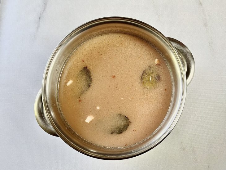 feijão cozido e temperado para sopa.