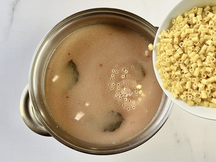 macarrão para cozinhar na sopa de feijão.