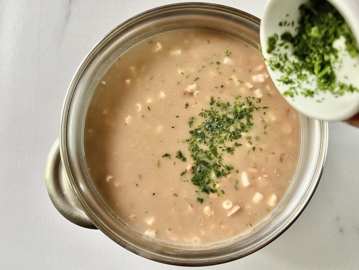 cheiro-verde adicionado a sopa de feijão finalizada.