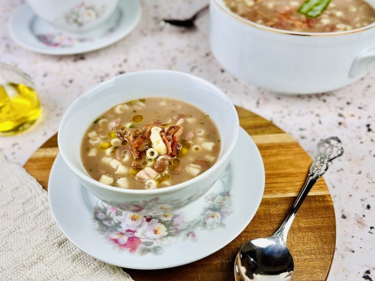 sopa de feijão finalizada com um fio de azeite e servida quente.