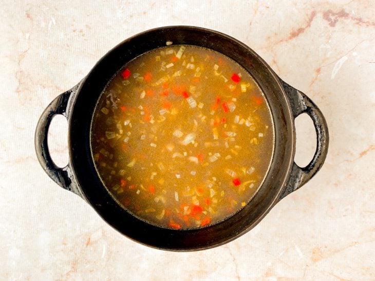 Caldo cozido dentro da panela.