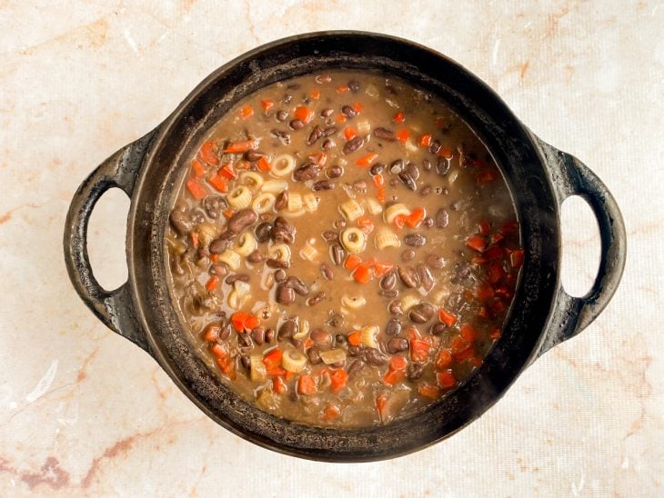 Macarrão adicionado à panela.