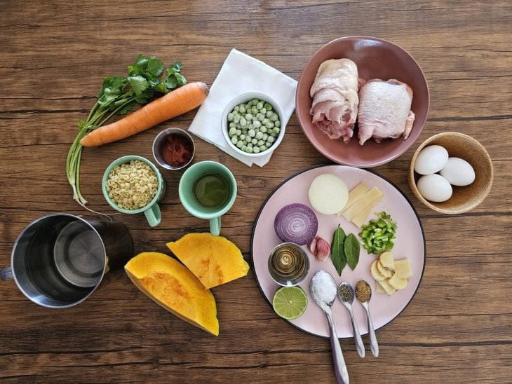 ingredientes da sopa de frango reunidos na bancada.