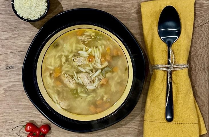 Sopa de frango com risoni