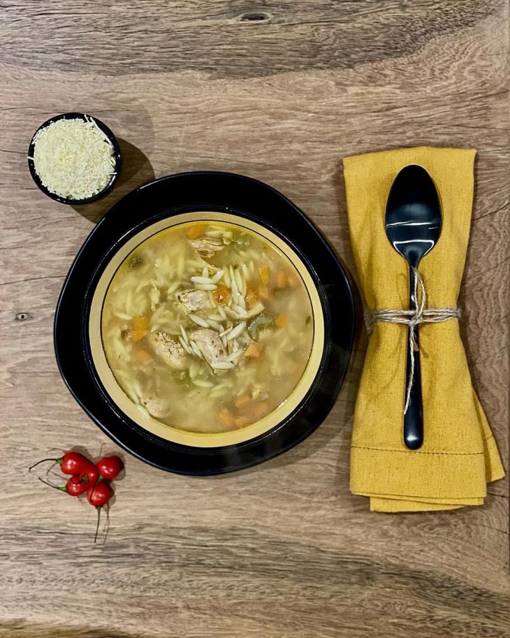 Sopa de frango com risoni