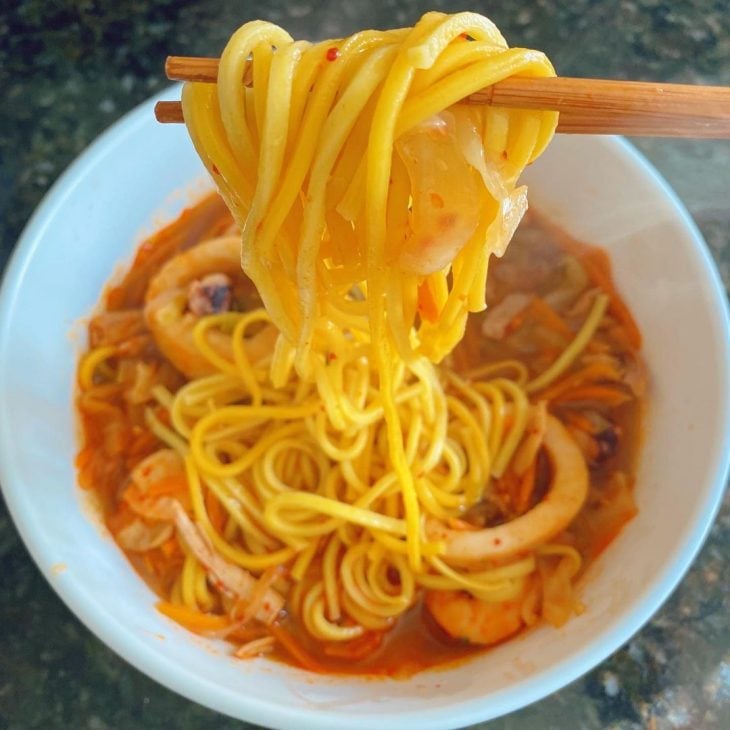 Sopa de frutos do mar coreana