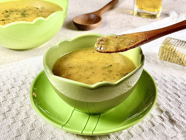 Sopa de fubá pronta para consumo.