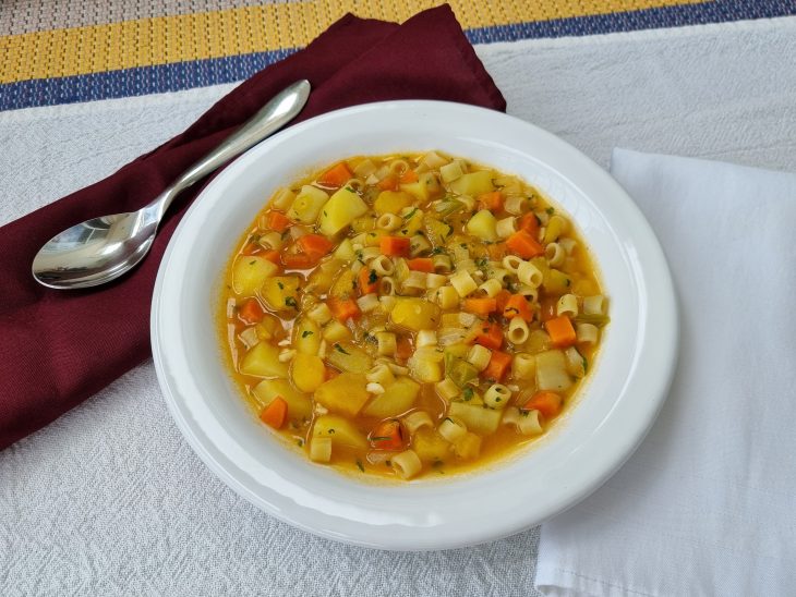 Sopa de legumes com macarrão superfácil