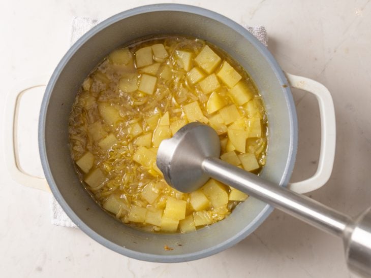 Mistura batida com auxílio de um mixer.
