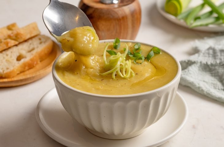 Sopa de legumes com alho-poró