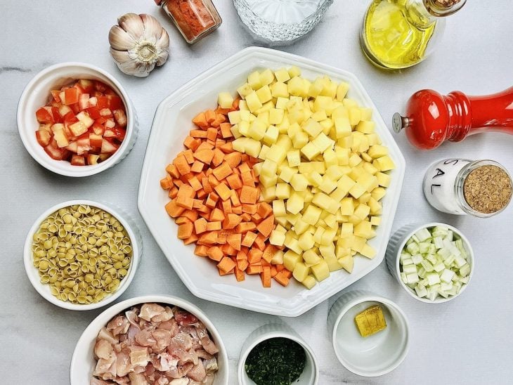 ingredientes reunidos para fazer sopa de legumes com frango