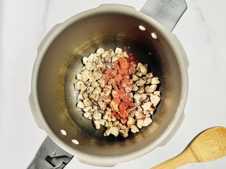 cubinhos de frango com temperos na panela