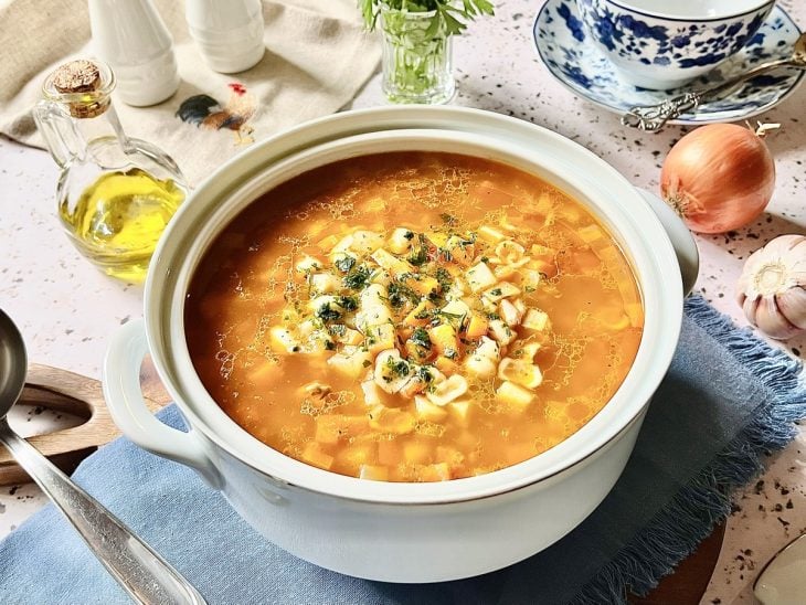 sopa de legumes com frango finalizada com cebolinha fresca