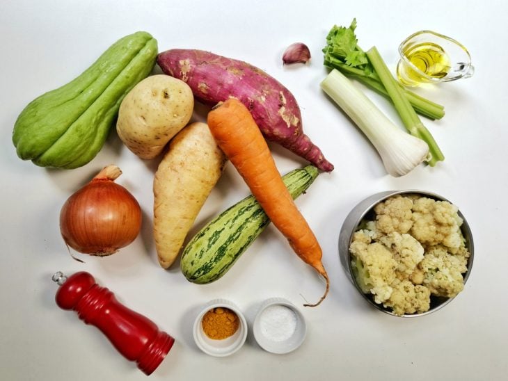 Ingredientes para a receita de sopa de legumes sem macarrão.
