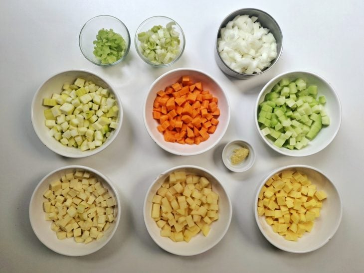 Legumes picados igualmente e separados em recipientes distintos.