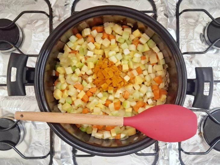 Temperos adicionados e incorporados aos legumes.
