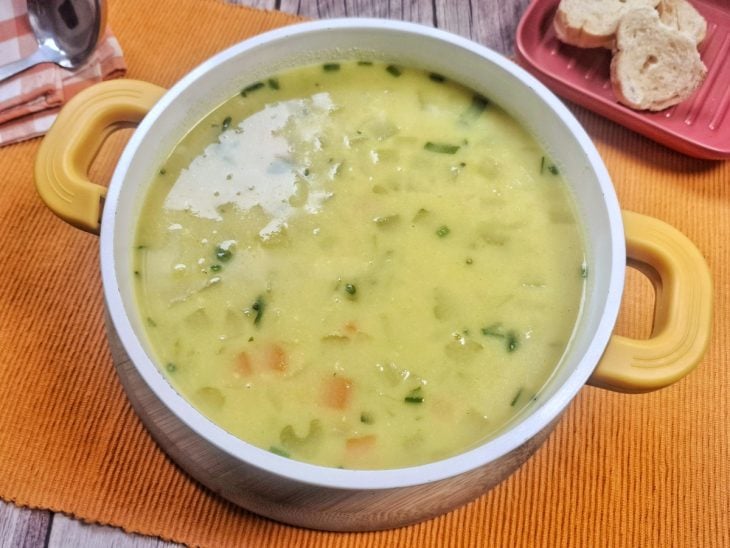 Sopa de legumes sem macarrão pronta para consumo.