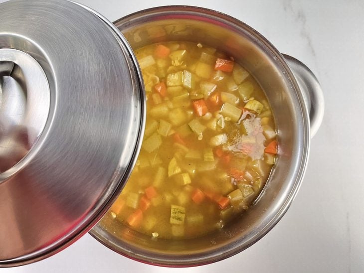 Sopa de legumes na panela fechada.