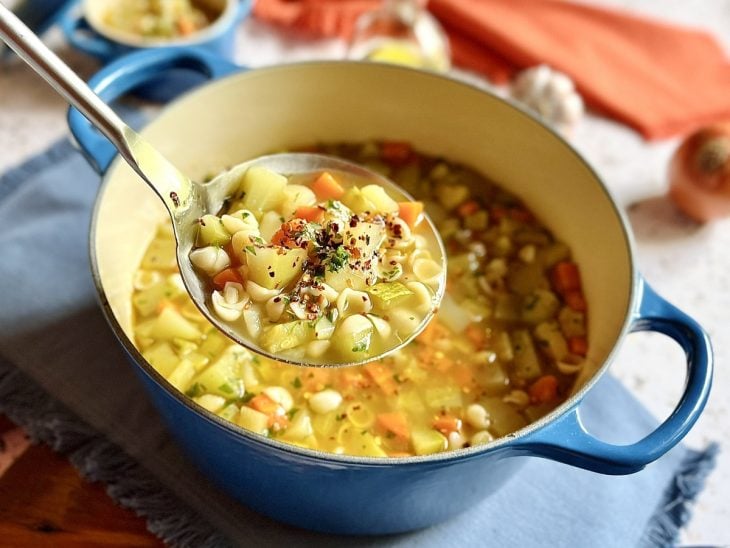 Sopa de legumes pronta para consumo.