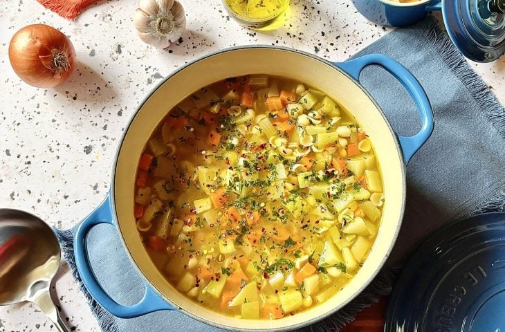 Sopa de legumes simples e rápida