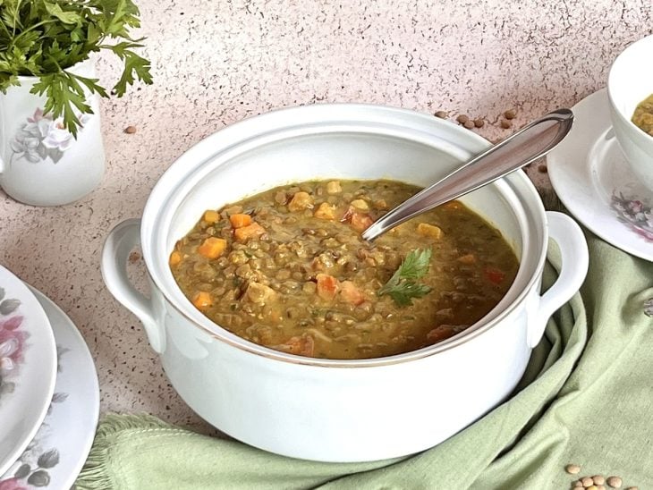 Sopa de lentilha com cenoura e especiarias finalizada.