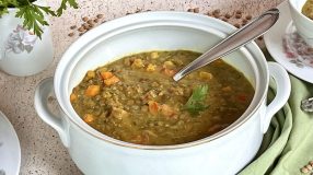 Sopa de lentilha com cenoura e especiarias