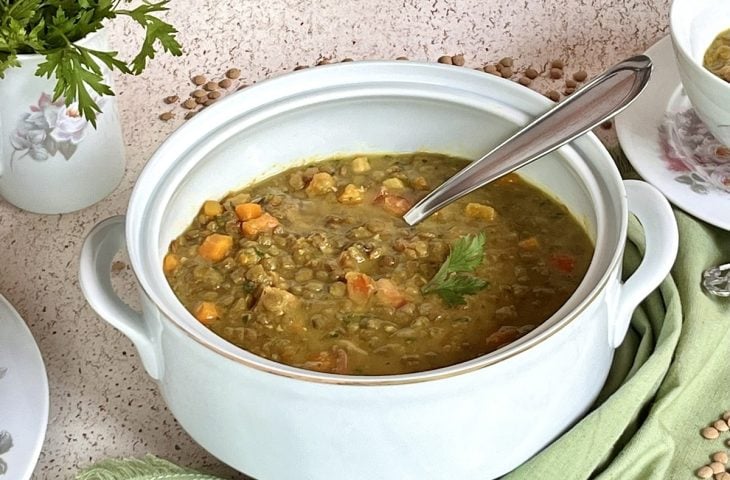 Sopa de lentilha com cenoura e especiarias