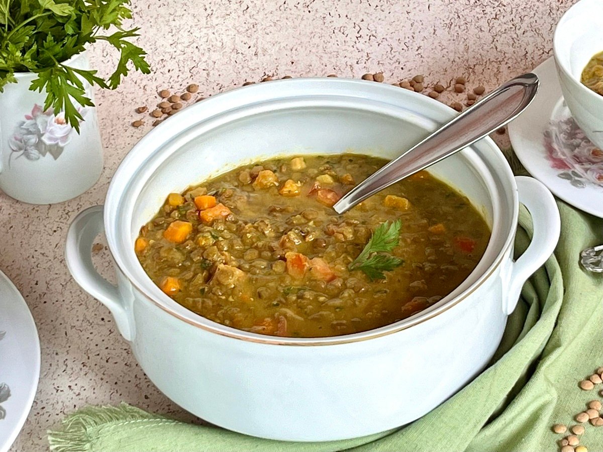 Sopa de lentilha com cenoura e especiarias