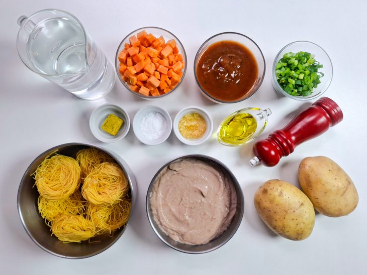 Ingredientes para a receita de sopa de macarrão.