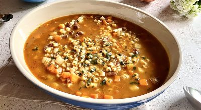 Sopa de macarrão com carne