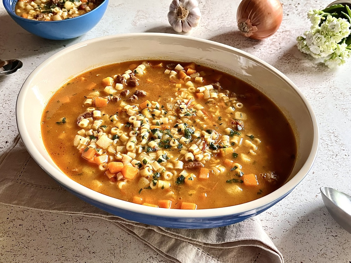 Sopa de macarrão com carne