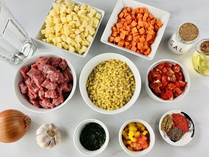 Ingredientes separados sobre a bancada.