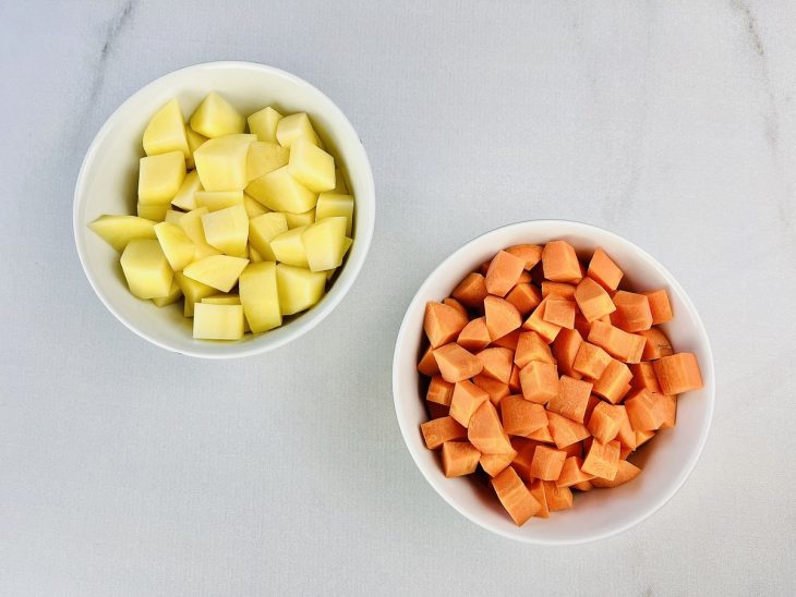 Legumes cortados em cubinhos.