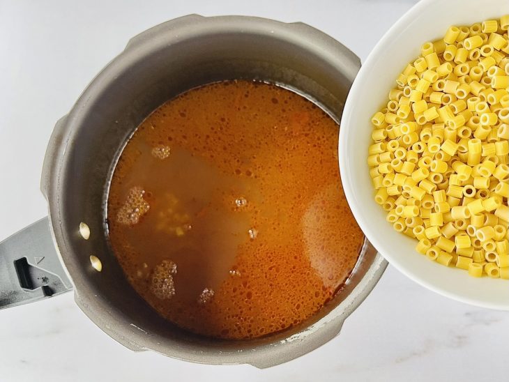 Macarrão adicionado à panela.