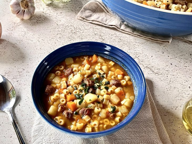 Sopa de macarrão com carne servida.