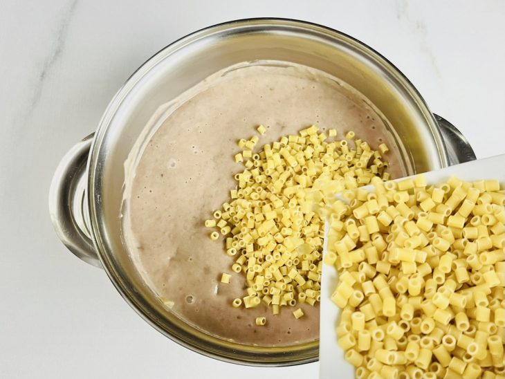 Macarrão cru adicionado na panela.