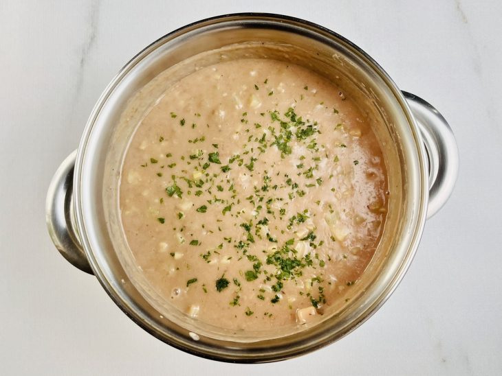 Sopa finalizada com salsinha.