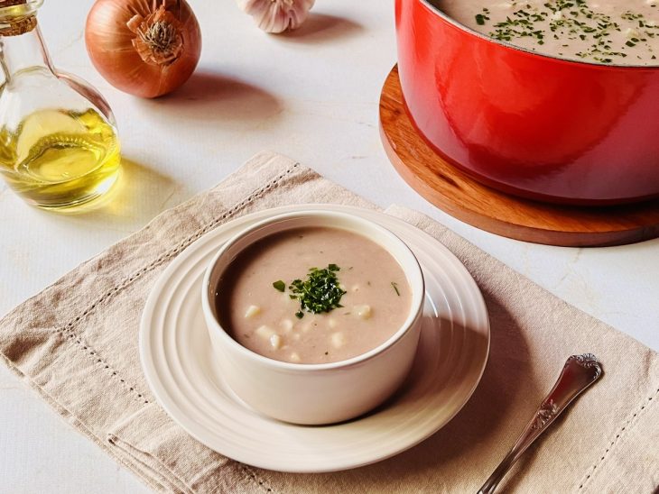 Sopa de macarrão com feijão pronta para consumo, servida em porções individuais.